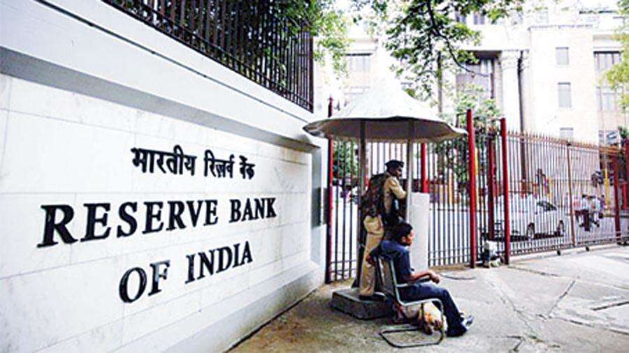 RBI News: कॉरपोरेट घराने खोलें बैंक? रघुराम राजन और विरल की आलोचना से क्यों घिरा ये प्रस्ताव…