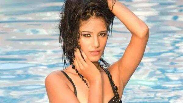 Poonam Pandey-Milind Soman: अश्लील वीडियो शेयर करने पर पूनम हिरासत में, न्यूड फोटो के लिए मिलिंद ट्रोल, असरानी ने कसा तंज