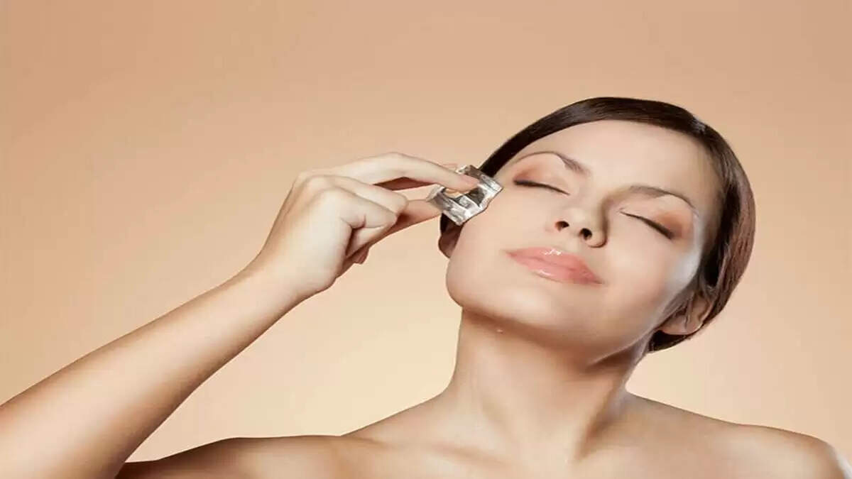Beauty Benefits of Ice Cube: जानिए चेहरे पर बर्फ से मसाज करने के फायदे