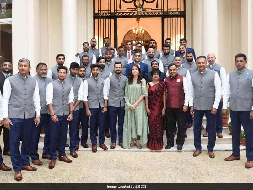 भारतीय टीम के साथ पार्टी में दिखीं अनुष्का शर्मा विवाद पर BCCI ने दी सफाई
