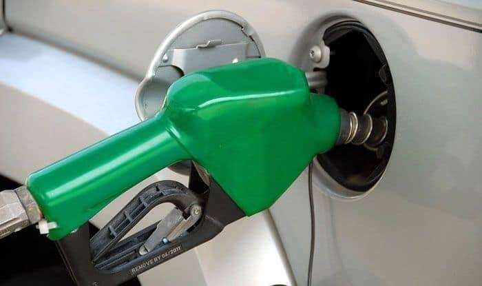 पेट्रोल के दामों में आई गिरावट, डीजल के भाव रहे स्थिर