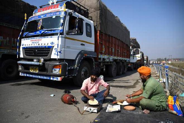 Bharat Bandh today: व्यापार संगठनों के बंद का भारत में दिख रहा असर, दुकानें बंद तो सड़कों पर सन्नाटा….