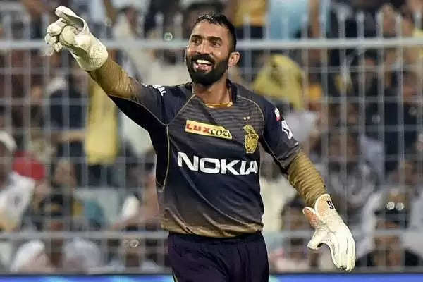 IPL 2021: Shikhar Dhawan  पर बुरी तरह चिलाए Dinesh Karthik, गब्बर ने ऐसा दिया जवाब, देखें VIDEO