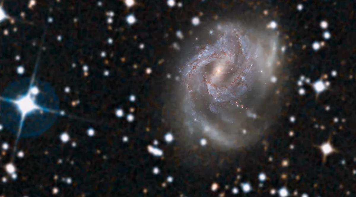 नासा ने एक वर्जित सर्पिल आकाशगंगा की तस्वीर साझा की है। अभी तक देखा?तो देखें