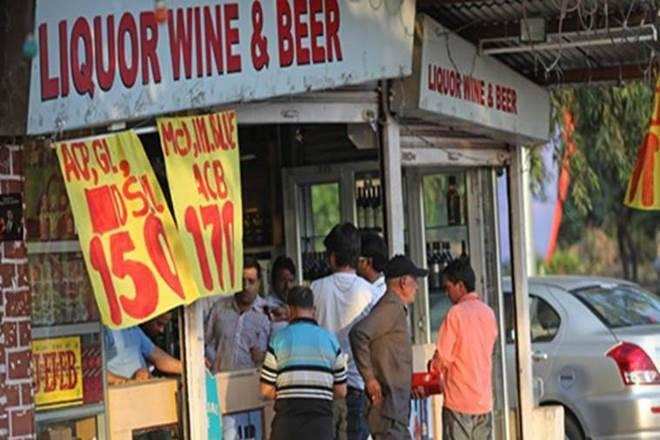 Liquor News: UP में जहरीली शराब परोस रहा था ठेका मालिक, 5 जनों की मौत से हुआ खुलासा…