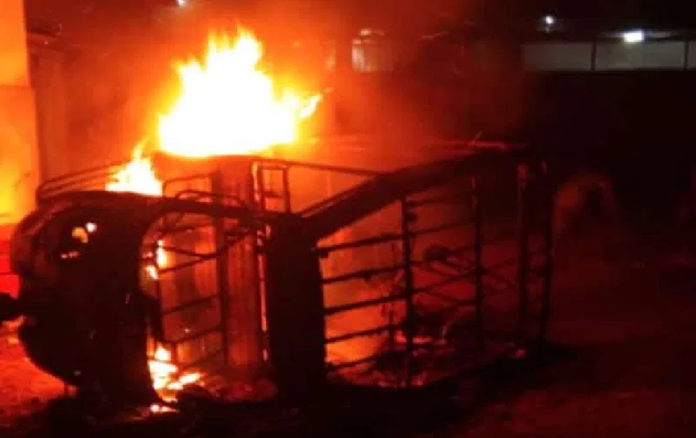 Telangana Violence: तेलंगाना के भैंसा में हिंसा, पत्रकारों सहित 10 लोग घायल, कई वाहन और घरों में लगाई आग….