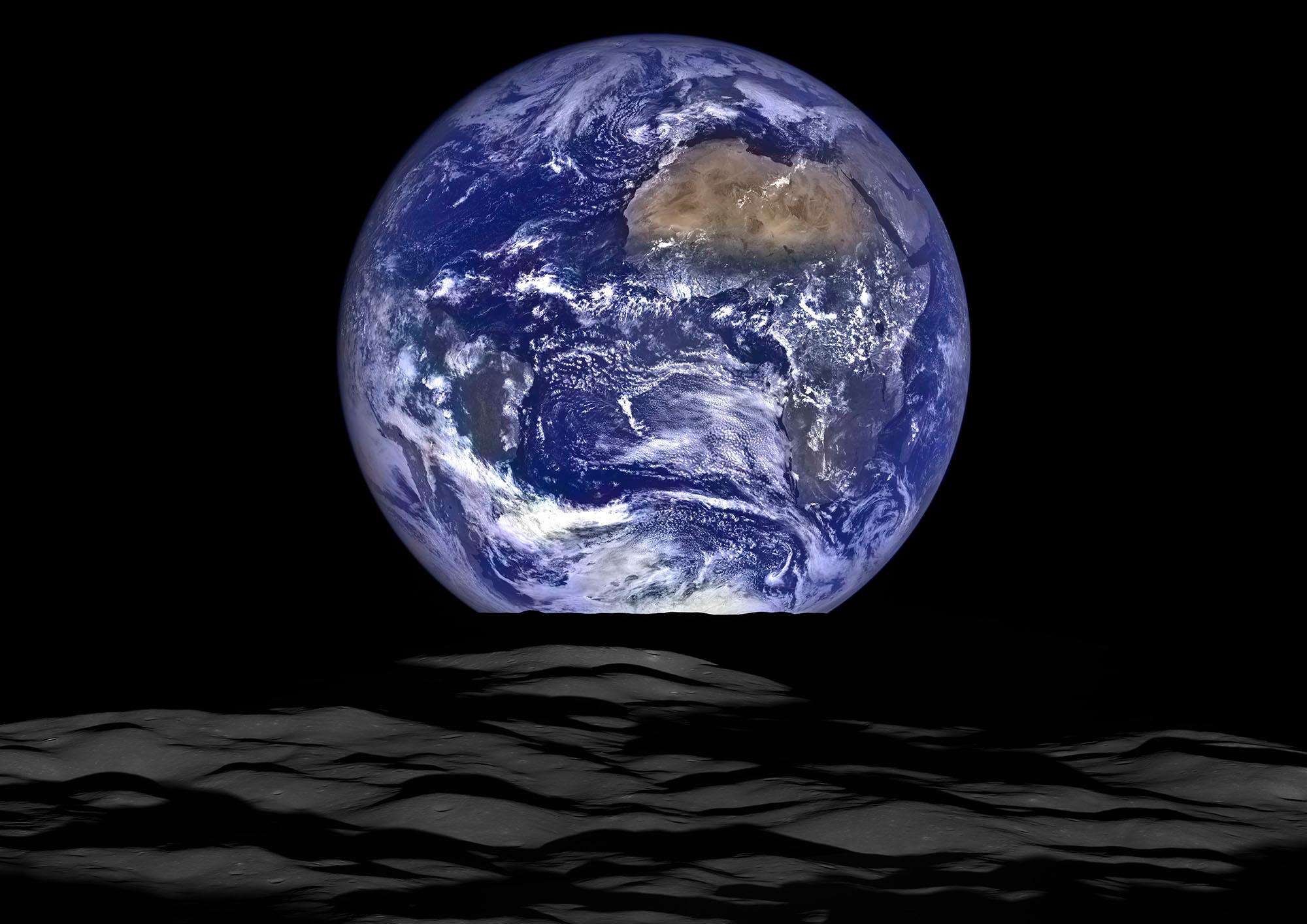 वायेजर 1  ने पृथ्वी-चंद्रमा प्रणाली की पहली तस्वीर ली