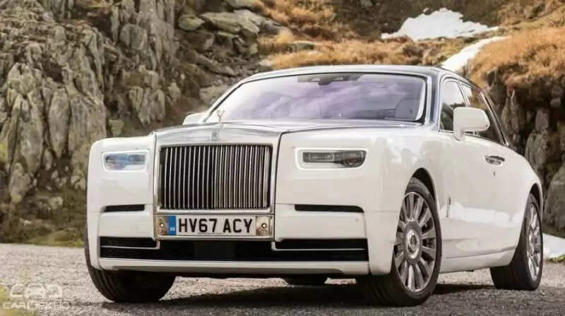 Rolls-Royce जल्द लाएगी अपनी पहली इलेक्ट्रिक कार, जो  सिंगल चार्ज पर देगी 500 KM की रेंज जाने इसकी खासियत और कीमत
