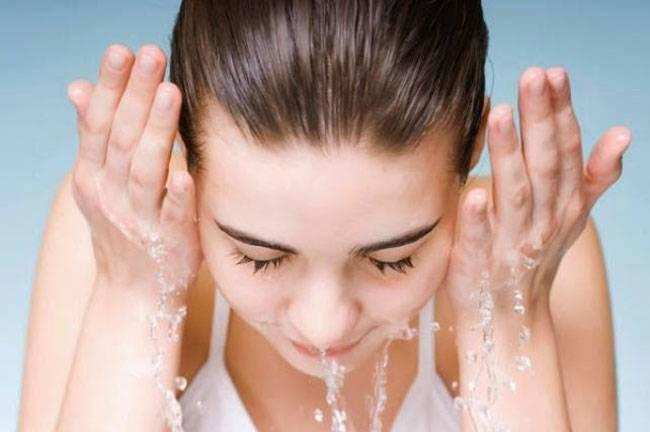 Face Wash करते वक्त लड़कियां अक्सर करती हैं ये 7 गलतियां