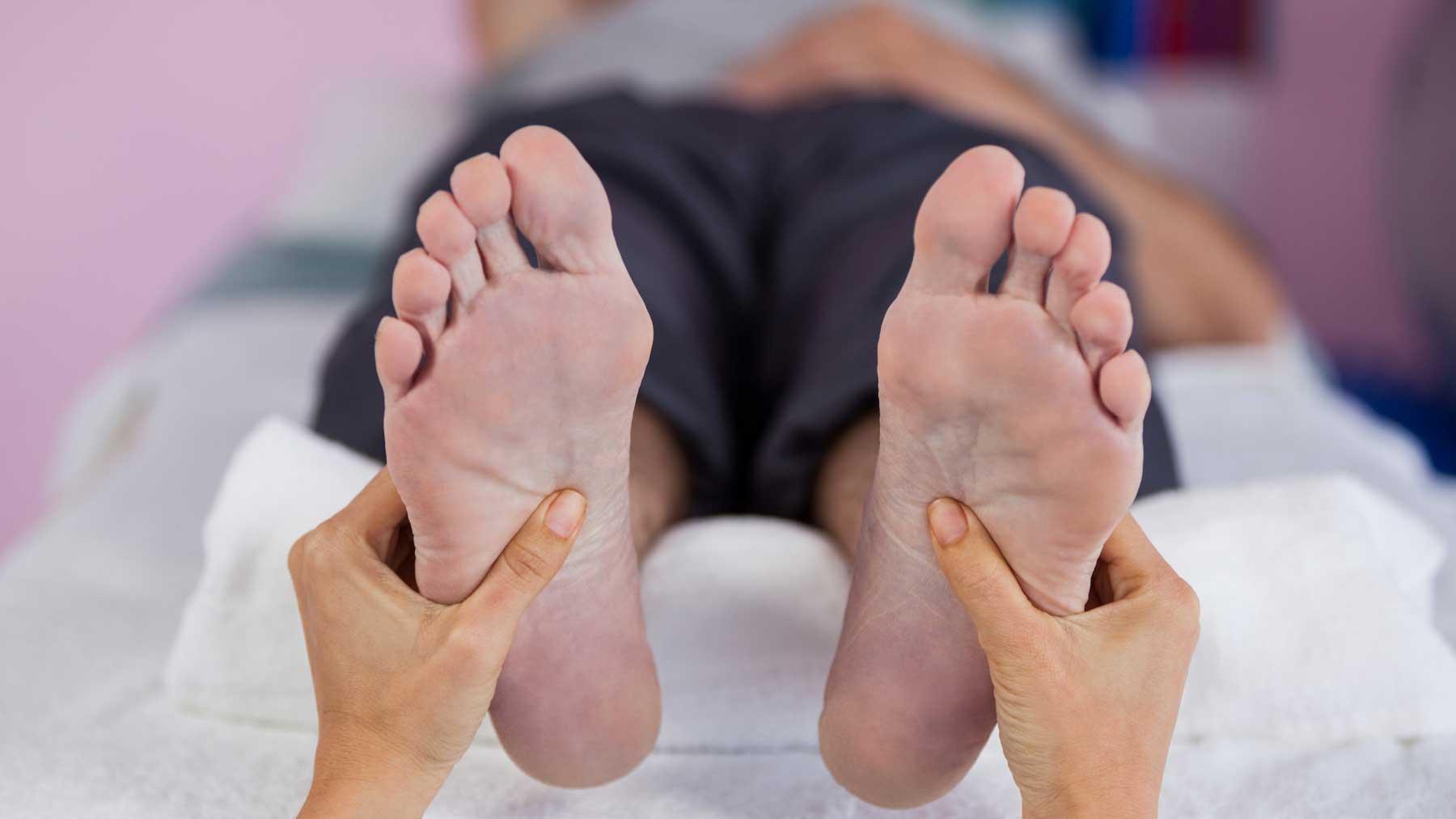 एक गंभीर रोग के संकेत होते है पैरों में अल्सर होना