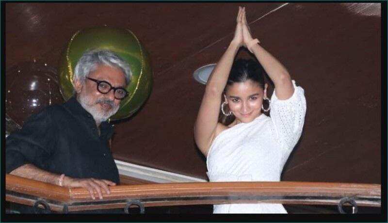 Alia Bhatt: संजय लीला भंसाली का जन्मदिन मनाने उनके आफिस पहुंची आलिया, जमकर दिए पैपराजी को पोज