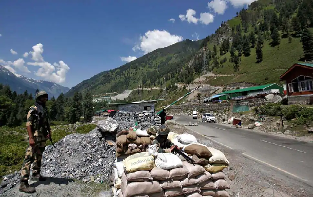 India China Border Clash: सिक्किम बॉर्डर पर चीनी सैनिकों के साथ झड़प, कमांडर लेवल पर सुलझा विवाद