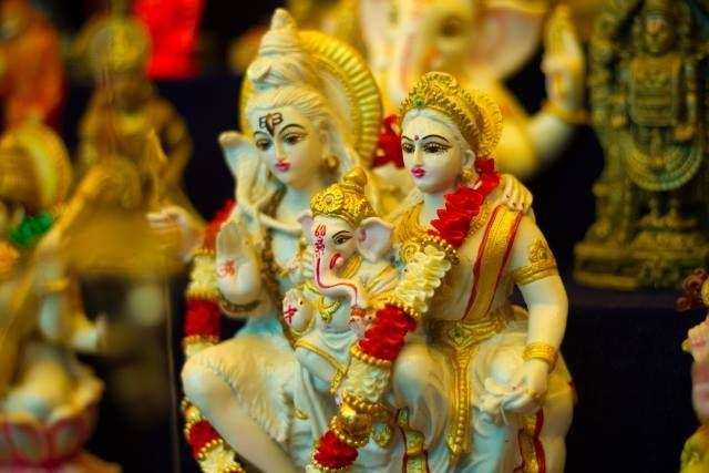 Shani pradosh vrat katha: आज पूजा करते समय पढ़ें शनि प्रदोष की व्रत कथा