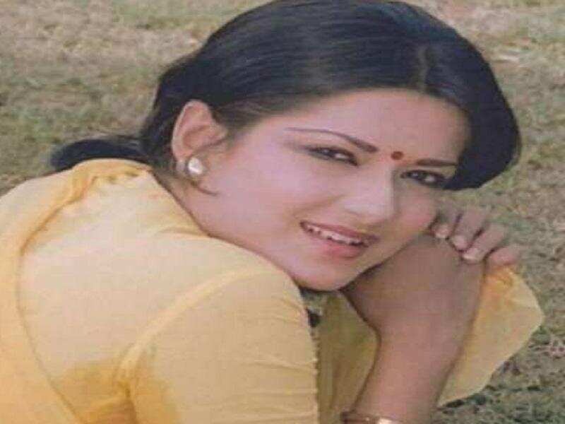 बीमार बेटी की देखभाल करना चाहती हैं मौसमी चटर्जी, बॉम्बे HC से मांगी इजाजत?