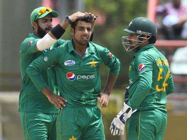 पाकिस्तान के क्रिकेटर हसन अली और शादाब खान ने बदला अपना लुक,फैंस ने जमकर उड़ाया मजाक