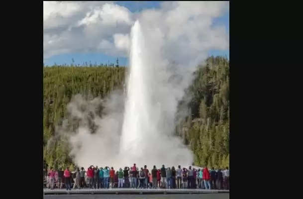 Yellowstone National Park  में पर्यटकों के भारी भीड़ का रिकॉर्ड दर्ज
