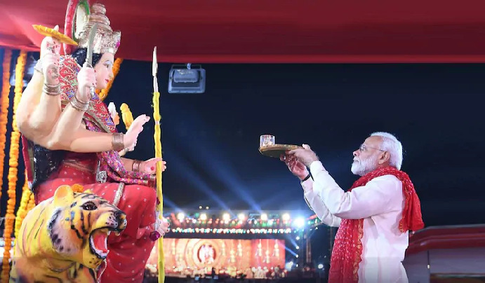 Happy Durga Puja: PM मोदी ने कोलकाता में दुर्गा पूजा पंडाल से बंगाल चुनाव का किया शंखनाद…