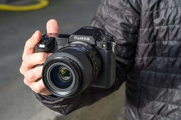 भारत में लॉन्च हुआ Fujifilm GFX 100S मिररलेस कैमरा जिसकी कीमत 5,39,999 रुपये है