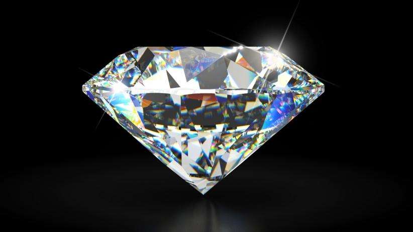 हीरा कृत्रिम है या असली, पहचान कर पहनें