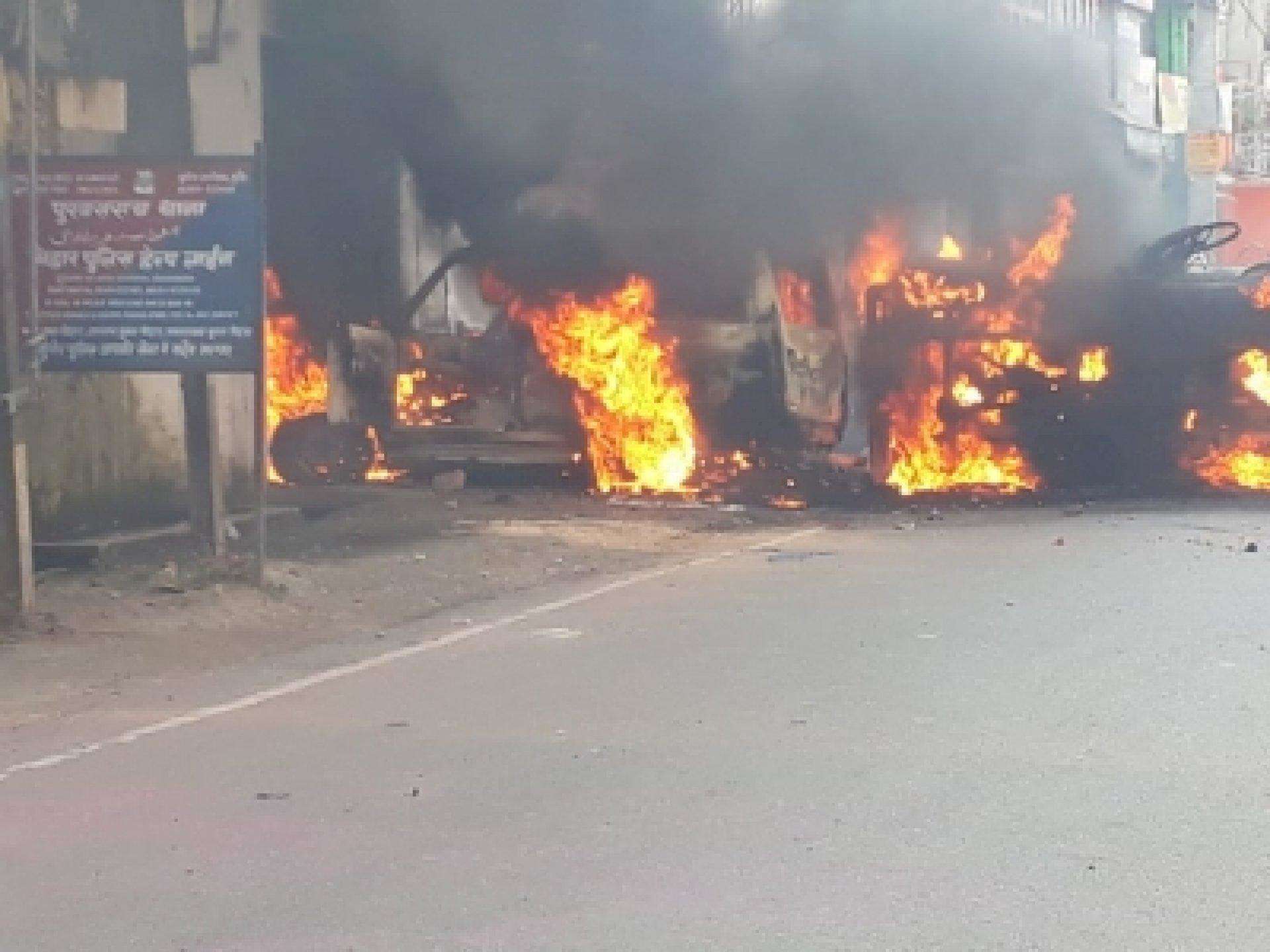 Bihar : मुंगेर में फिर भड़का लोगों का आक्रोश, एसपी कार्यालय में तोड़फोड़, थाने पर हमला