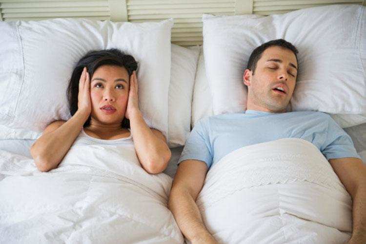 Health tips:आपकी नींद में खर्राटे बनते परेशानी, तो आप इन घरेलू उपायों से करें इसे दूर