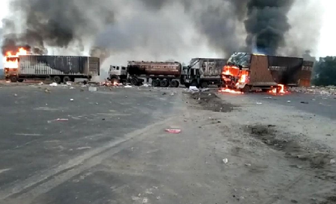 Dungarpur violence: डूंगरपुर हाइवे पर 40 घंटे से आगजनी-तोड़फोड़, अब तक 30 वाहन फूंके….