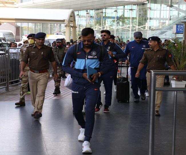 कोरोना वायरस के चलते मास्क लागकर लखनऊ पहुंची टीम इंडिया