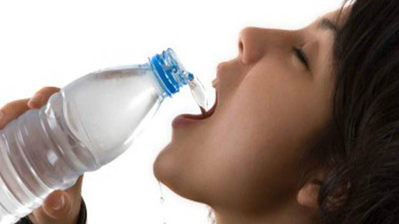 मात्र पानी पीने का तरीका कैसे कर सकता है आपका वजन कम ?जानिए