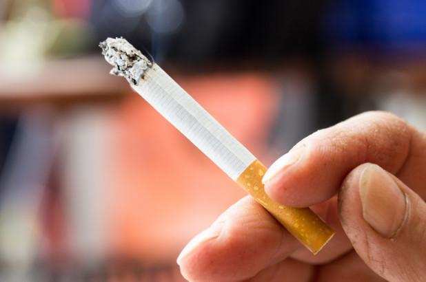 सिगरेट का धुआँ बन रहा है लोगों के अस्थमेन और कैंसर का कारक 