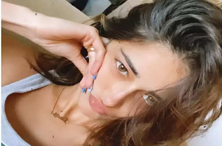 Ananya Panday: सोशल मीडिया पर वायरल हो रही अनन्या पांडे की तस्वीर, सादगी भरे अंदाज में फिदा हुए फैंस