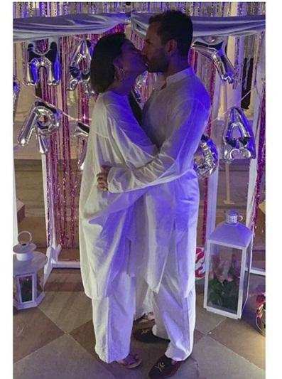 पटौदी महल में स्पेशल अंदाज में मनाया गया बेबो का जन्मदिन, सैफ को किस करते तस्वीर वायरल