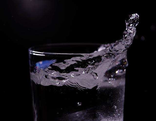 गर्म पानी पीने की आदत रखेगी आपके शरीर को चुस्त 