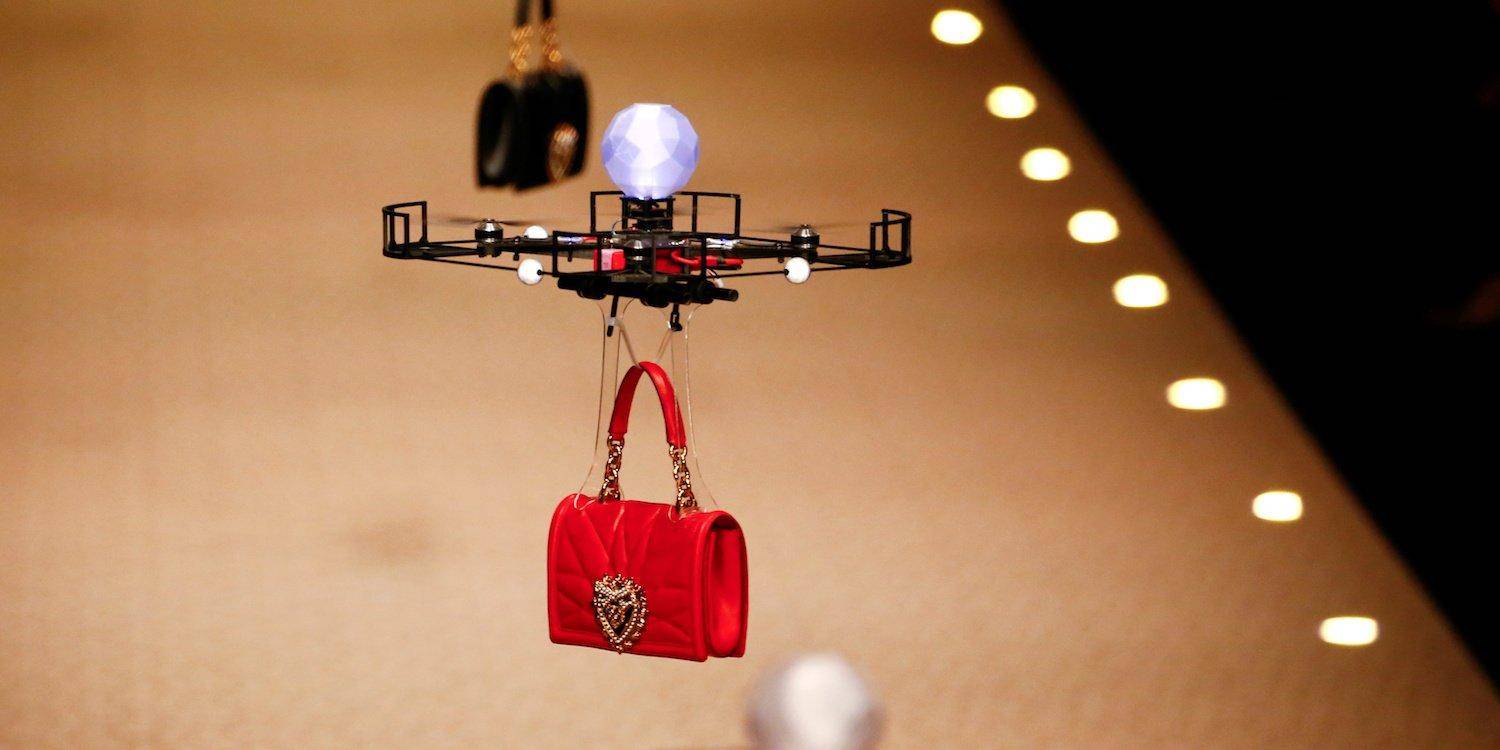 सऊदी अरब में हुआ अजीबोगरीब फैशन शो, ड्रोन ने किया रैंप वॉक