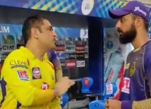 मैच के बाद Dhoni से टिप्स लेते दिखे Varun Chakraborty