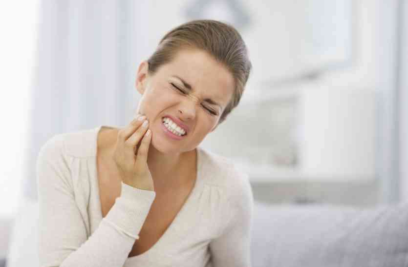 अगर आप भी परेशान हैं दांतों के दर्द से तो जरूर अपनाएं ये घरेलू टिप्स