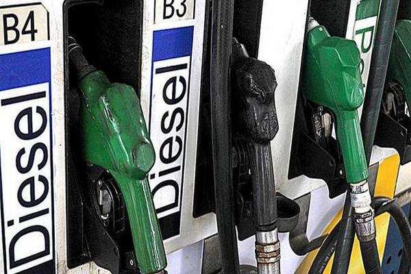 Petrol, diesel की कीमतें स्थिर, कच्चे तेल के दाम पर दबाव