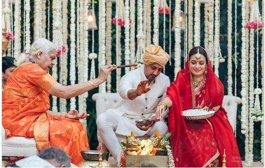 दीया मिर्जा और वैभव रेखी की शादी में अभिनेत्री के आगे आगे चलती दिखाई दी उनके पति की बेटी