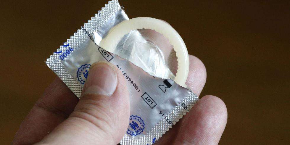 जानिए कंडोम का इस्तेमाल करने के बाद भी लोगों में क्यों बढ़ रही है यौन संक्रमित बीमारियां