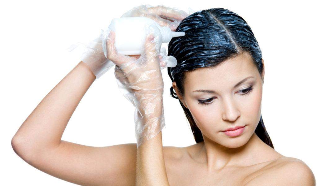 बालों में लगाने वाली डाई आपको स्किन एलर्जी  भी दे सकती है। इससे निजात पाने के लिए  अपनाएं ये घरेलू उपाय