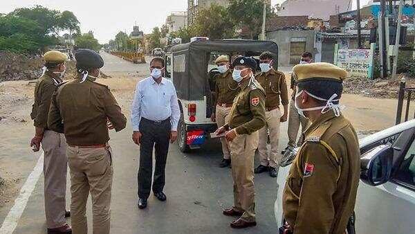 राजस्थान में लॉकडाउन: बाहर निकले लोगों से पूछताछ कर रही पुलिस