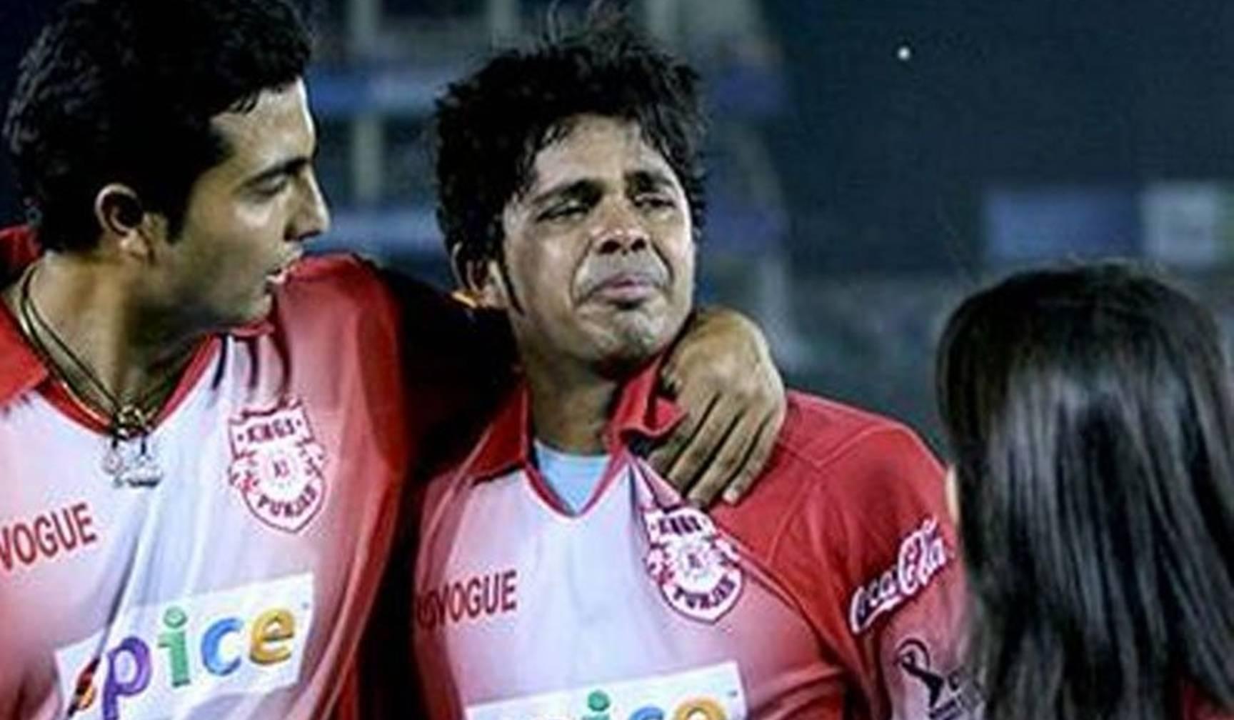 क्रिकेट की दुनिया से चाय में मक्खी की तरह निकाल फेंके गए भारतीय क्रिकेटर श्रीसंत को इनके साथ करना पड़ रहा है ऐसा काम, शक्ल ही नहीं पूरा शरीर हो गया ऐसा!