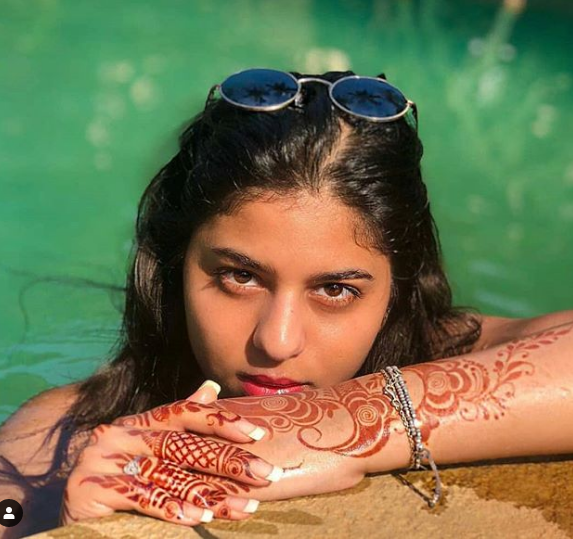 सोशल मीडिया पर शाहरूख खान की लाडली ने शेयर की रोते हुए तस्वीर, क्या है माजरा