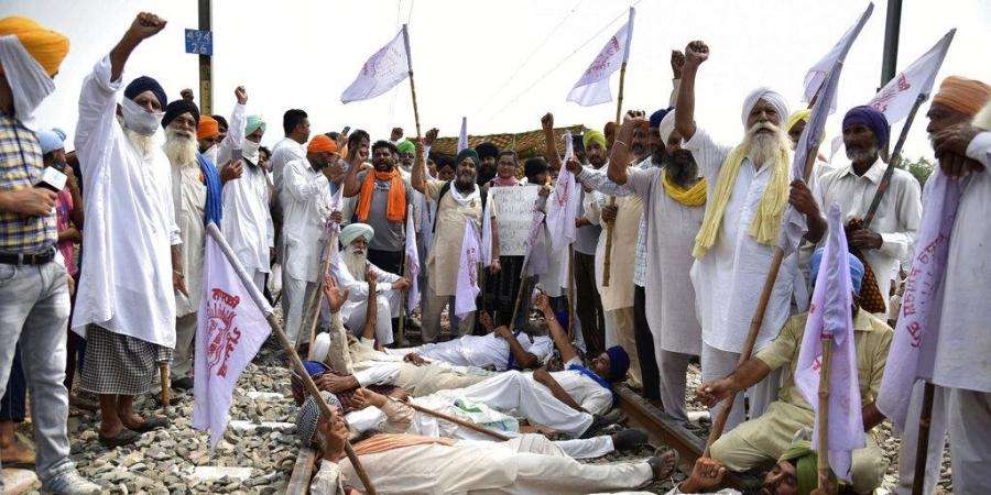 कृषि विधेयक के विरोध में पंजाब में शुरू हुआ रेल रोको आन्दोलन,रेलवे ट्रैक पर बैठे किसान