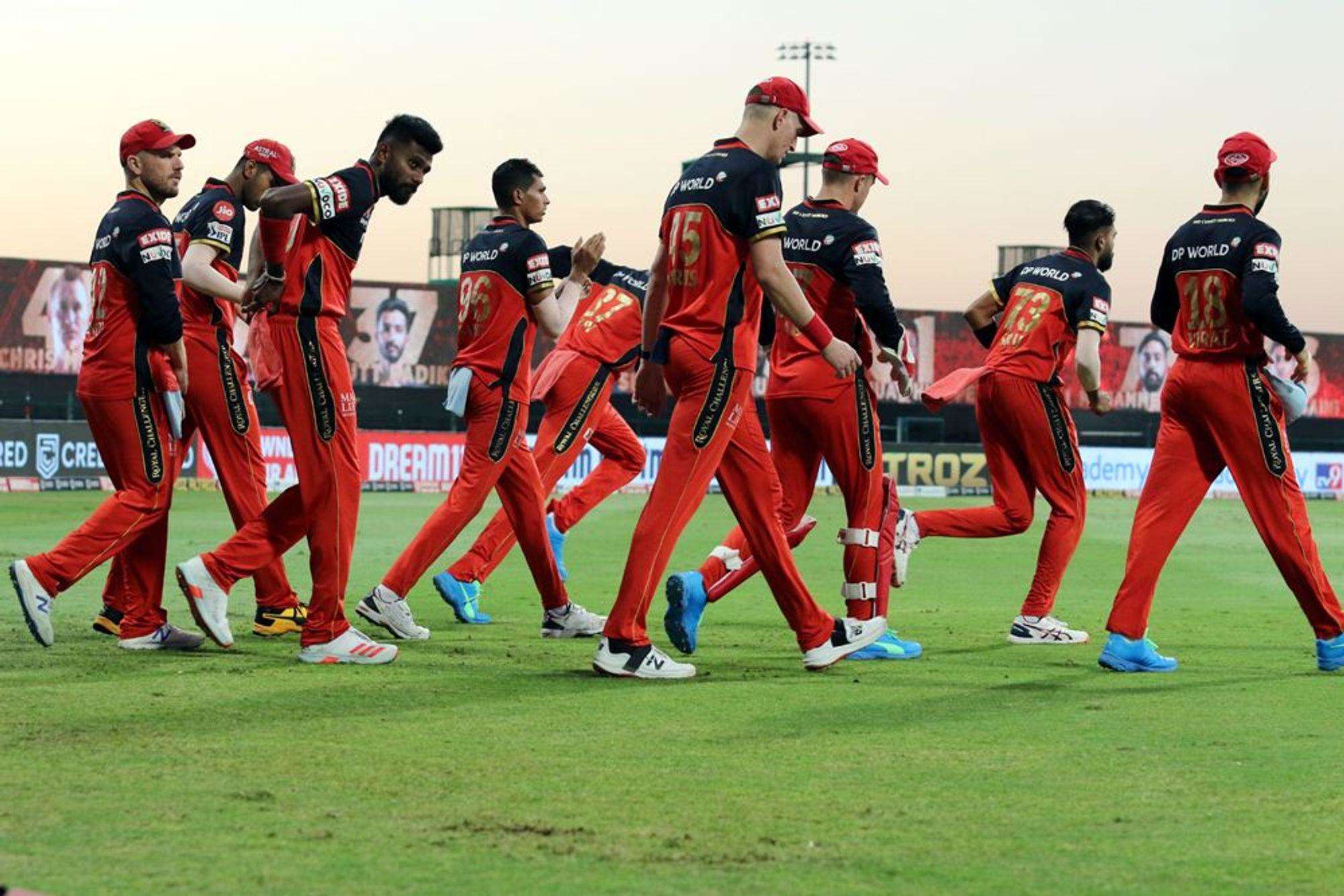 IPL 2020, MI vs RCB: मुंबई के खिलाफ मैच से  पहले संकट  में पड़ी आरसीबी, जानिए आखिर क्यों
