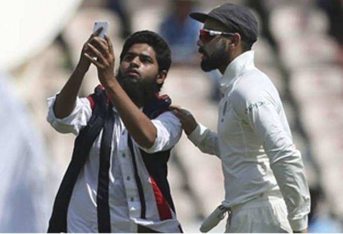 हैदराबाद टेस्ट में मैदान में कोहली के साथ सेल्फी लेने वाले युवक के खिलाफ मामला दर्ज