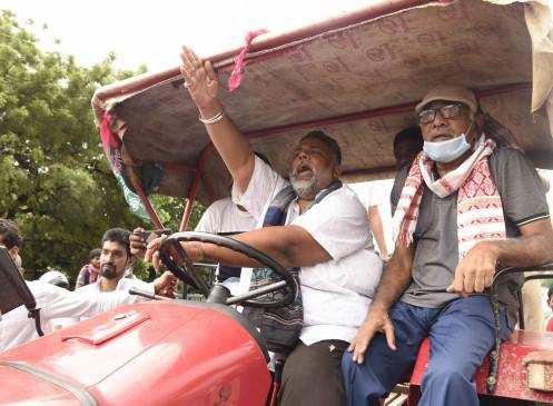 agricultural bill के खिलाफ पटना की सड़कों पर ट्रैक्टर लेकर उतरे तेजस्वी, पप्पू यादव