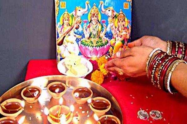 दिवाली पर लक्ष्मी पूजा में स्थान और दिशा का रखें ध्यान
