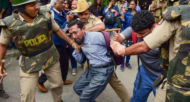 आपत्तिजनक सोशल मीडिया पोस्ट पर बेंगलुरु में हिंसक विरोध प्रदर्शन