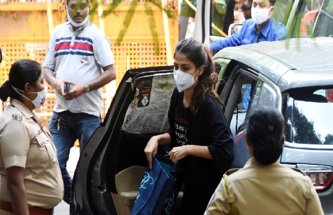 SSR Death Case: जेल से छूटते ही रिया चक्रवर्ती ने लिया एक्शन, हाई कोर्ट से सुशांत की बहनों की FIR रद्द करने की अपील