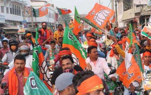 Bihar Election भाजपा समर्थकों के जश्न के बीच ‘सामाजिक दूरी’ की उड़ रहीं धज्जियां